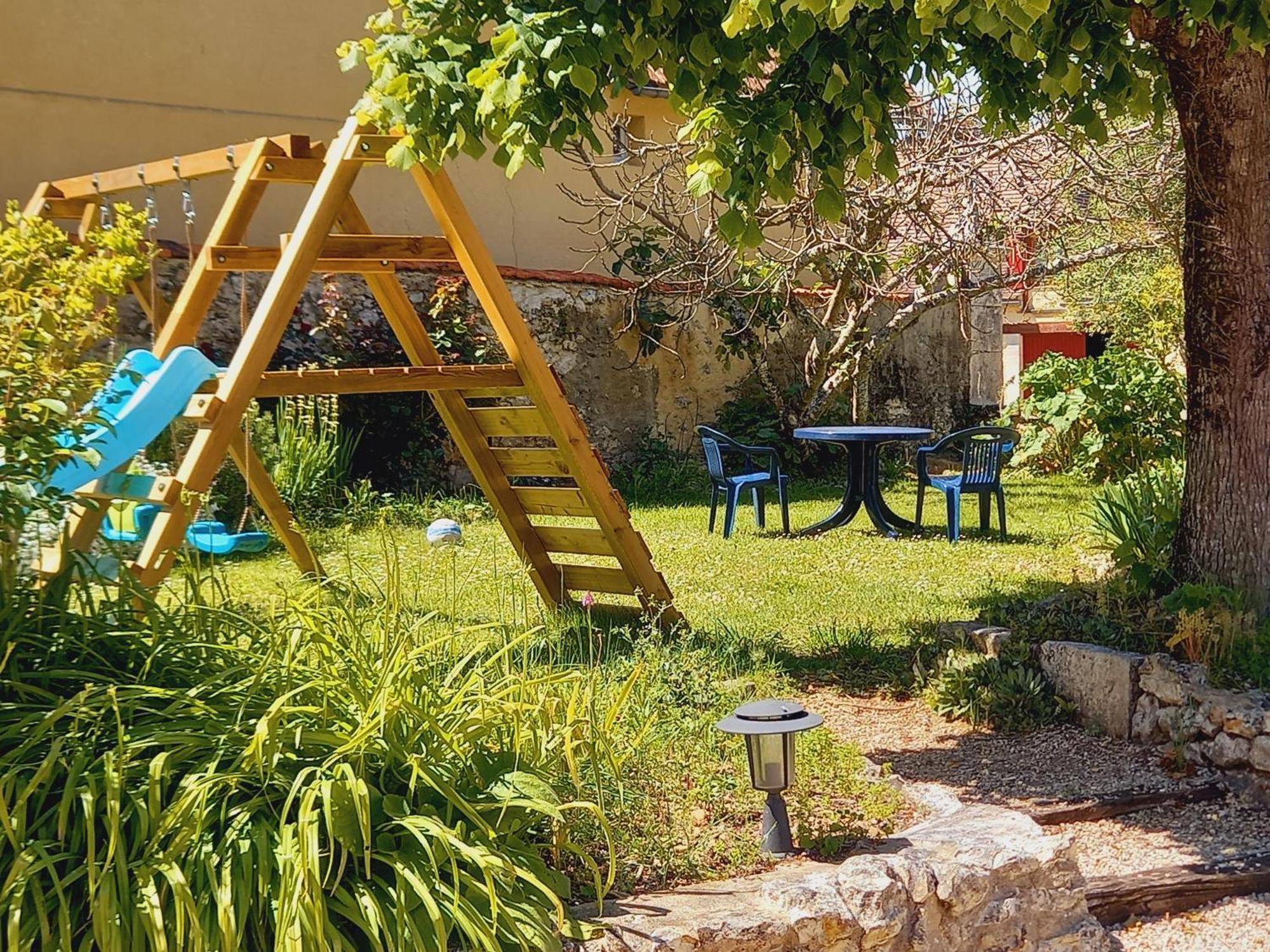 Au Pays De Jacquou : Chambre D'Hotes Et Table D'Hotes Fossemagne Exterior foto